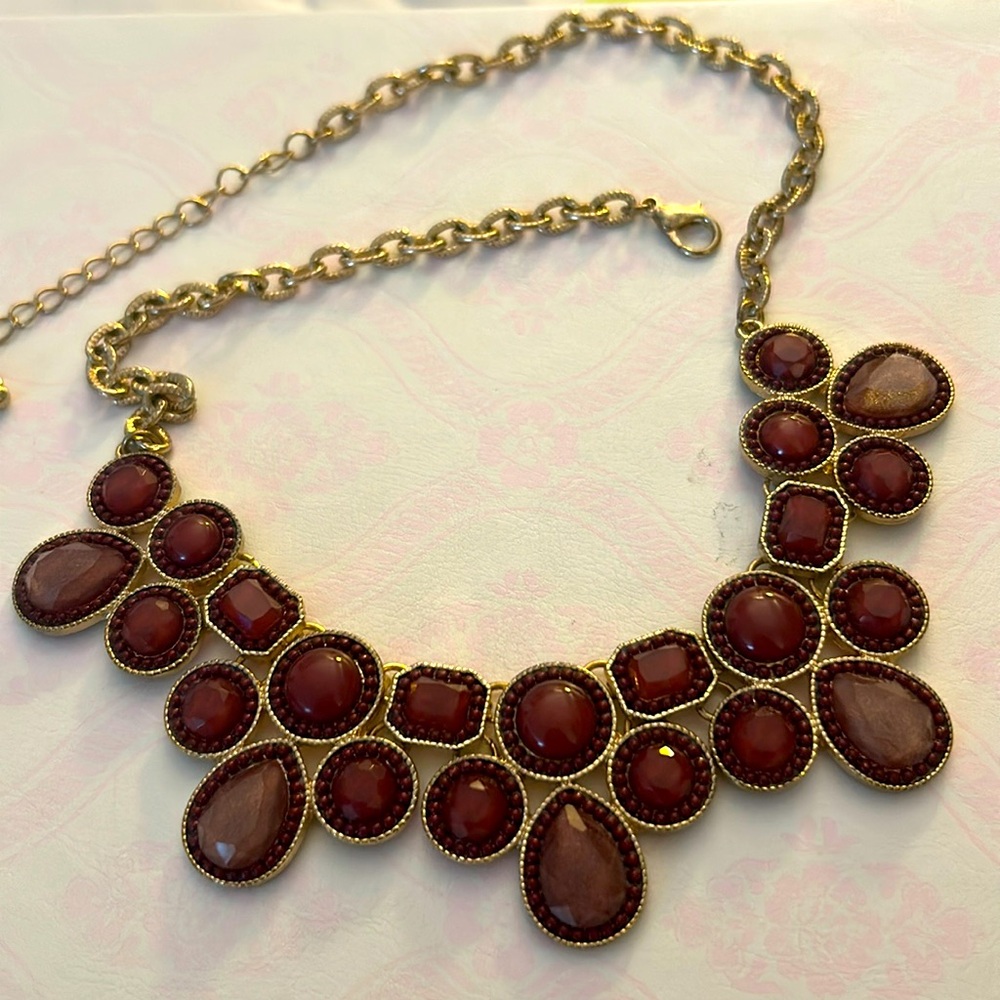 Beautiful gold tone necklace brownish amber tone stones. In excellent condition